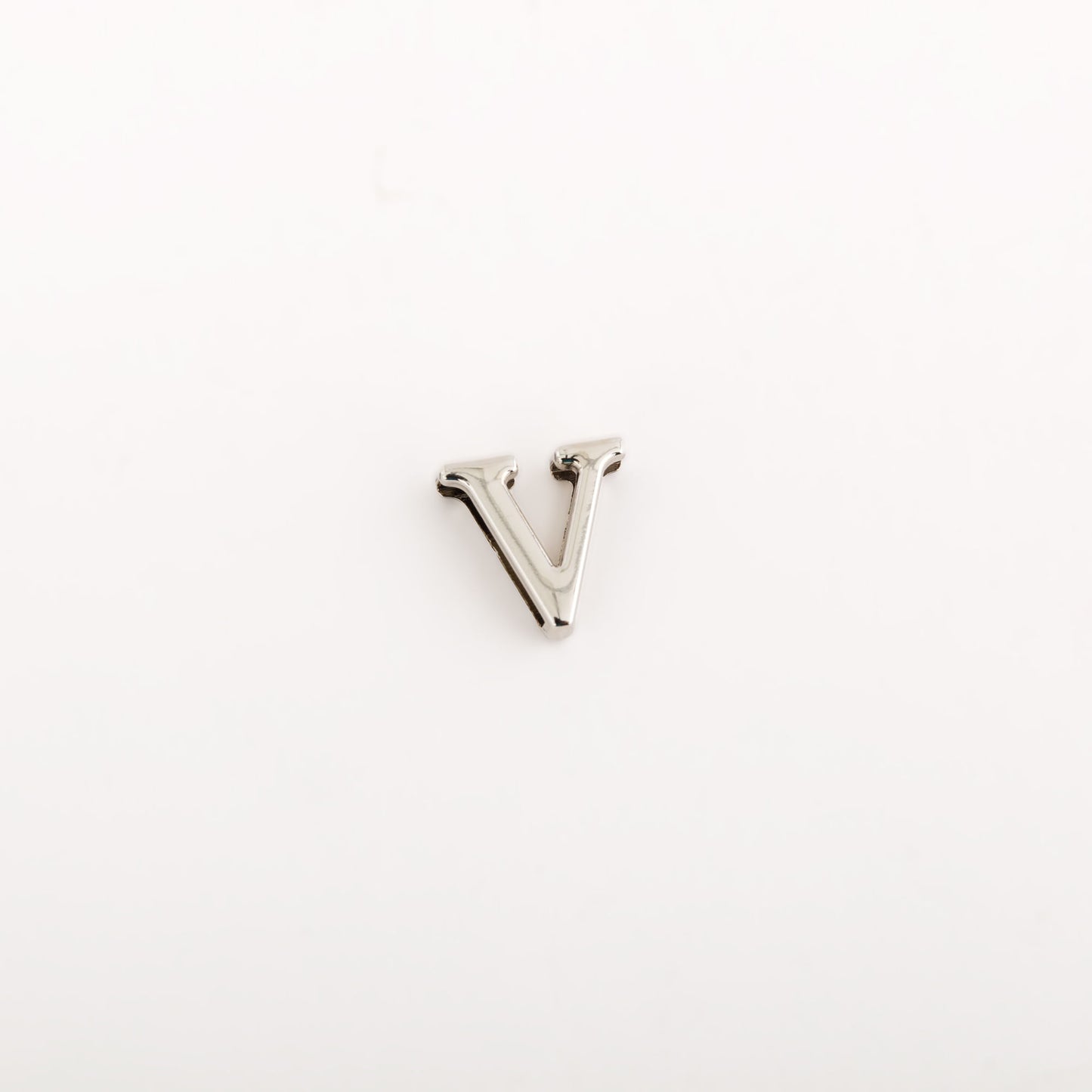 Carpisa Letter V Charm - Amelia Letters – AAB9241754304001_01_basechild – AAB92417543