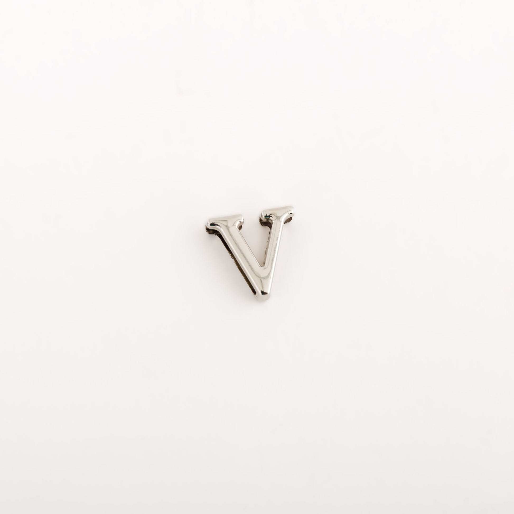 Carpisa Letter V Charm - Amelia Letters – AAB9241754304001_01_basechild – AAB92417543
