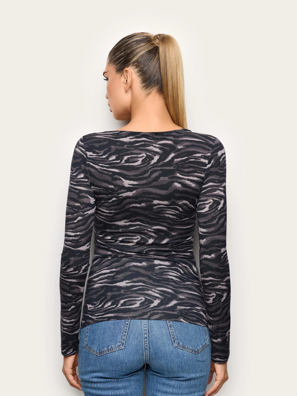 Yamamay Montenegro Long-sleeve boat neck T-sh | AMAD193020967_05_aaae44ee-f5ca-4c8f-8abf-e804a9536e72.jpg
