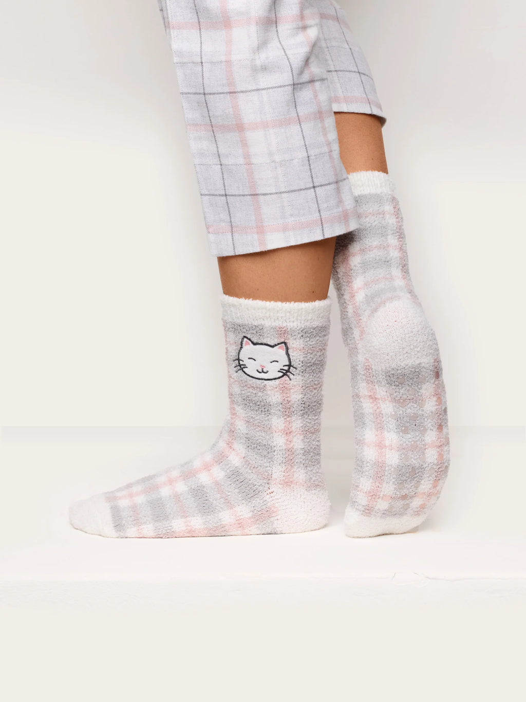 Yamamay Montenegro Anti skid socks | SPFD193004128_01_dab747dd-a3b7-49ae-a65d-e6b3dc15b980.jpg